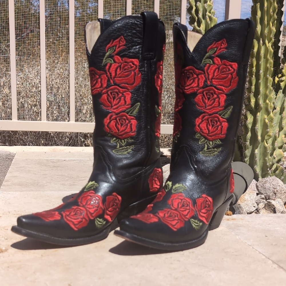 Chic Black Heeled Boots with Red Rose Design